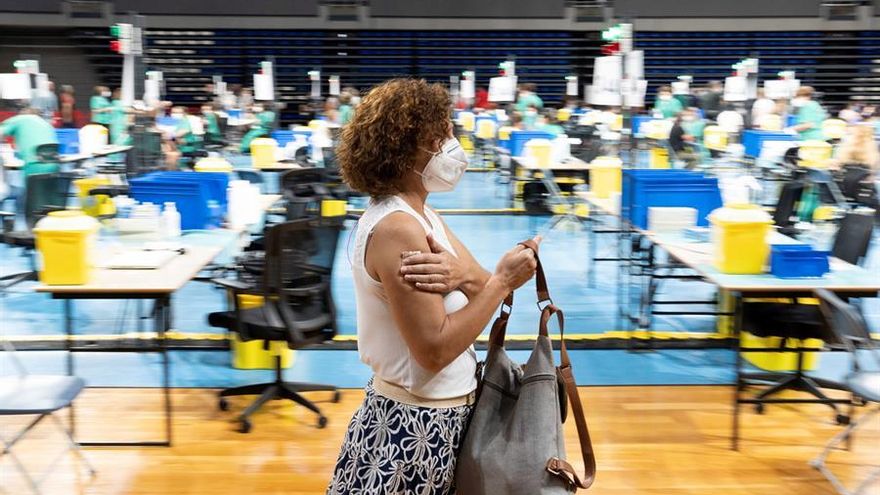 Una mujer residente en Tenerife tras recibir una dosis de la vacuna contra la COVID-19