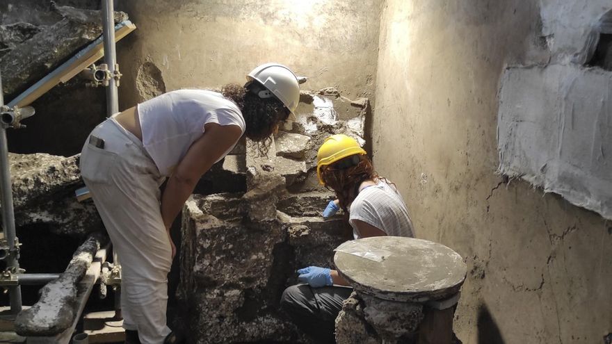 Los arqueólogos han encontrado varios armarios y baúles repletos de objetos cotidianos, como platos y vasos, así como muebles.