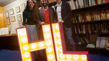 Los socios principales de la comercializadora de energía Holaluz, Oriol Vila (c), Carlota Pi (i), y Ferrán Nogué (d), dan el pistoletazo de salida de la compañía en el Mercado Bursátil Alternativo valorada en 160 millones.