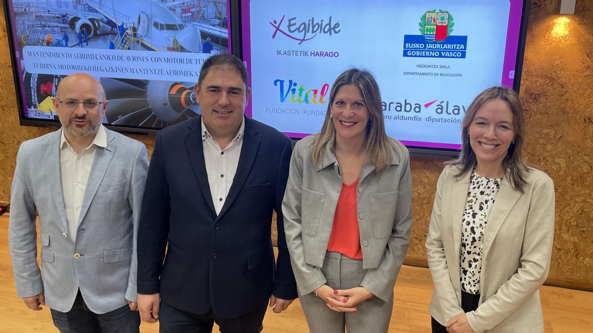 Acto de presentación del grado, con participación del viceconsejero Jon Labaka (segundo por la izquierda)