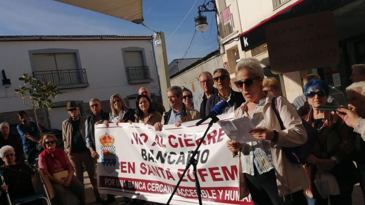 Lectura del manifiesto en la concentración contra el cierre de la única oficina bancaria de Santa Eufemia.
