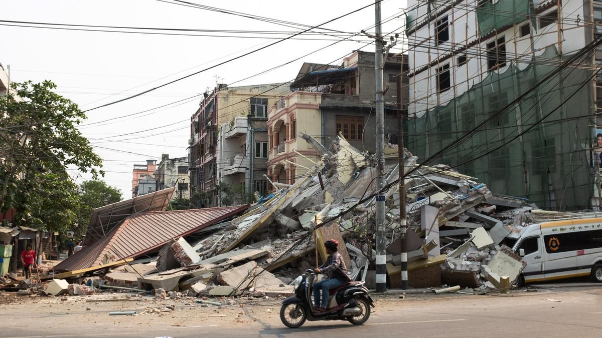 Uno de los edificios que han colapsado en Mandalay, capital de Myanmar, tras el terremoto de este viernes