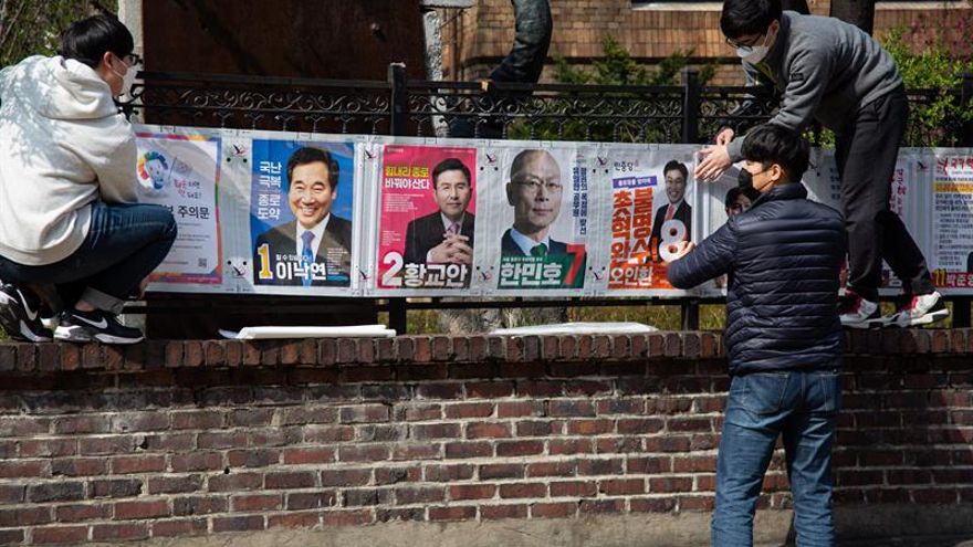 Seguidores de diversos partidos colocan posters de lo canditatos en plena campaña para las elecciones generales del próximo 15 de abril en Corea del Sur, coincidiendo con la pandemia de Covid-19 que supera los 10 mil contagios.