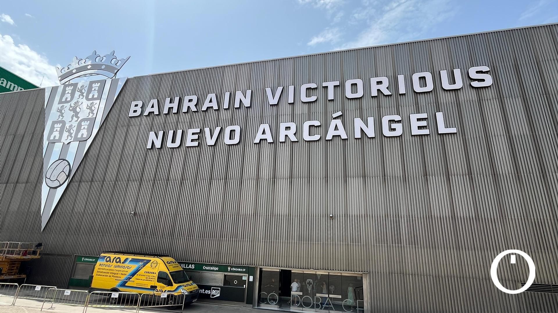 Escudo y luminoso completo en la fachada de El Arcángel