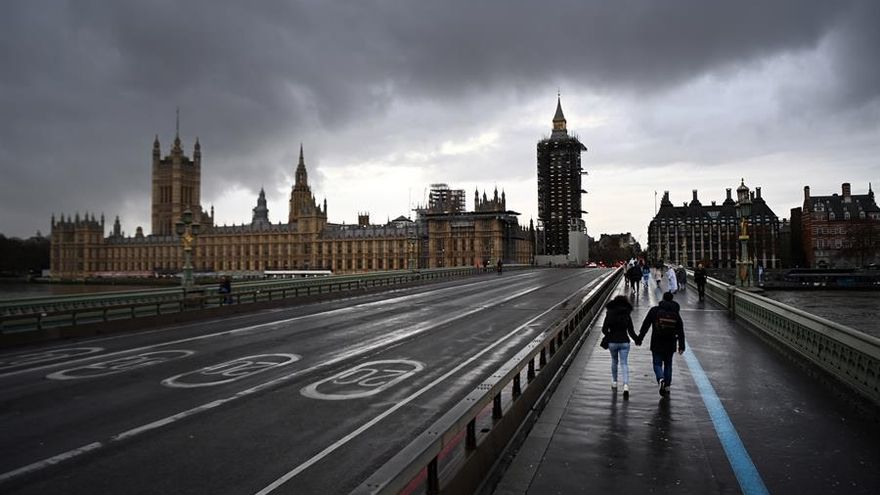 Crece la presión en Reino Unido para confinar el país ante el récord de casos y la rápida propagación de la nueva cepa