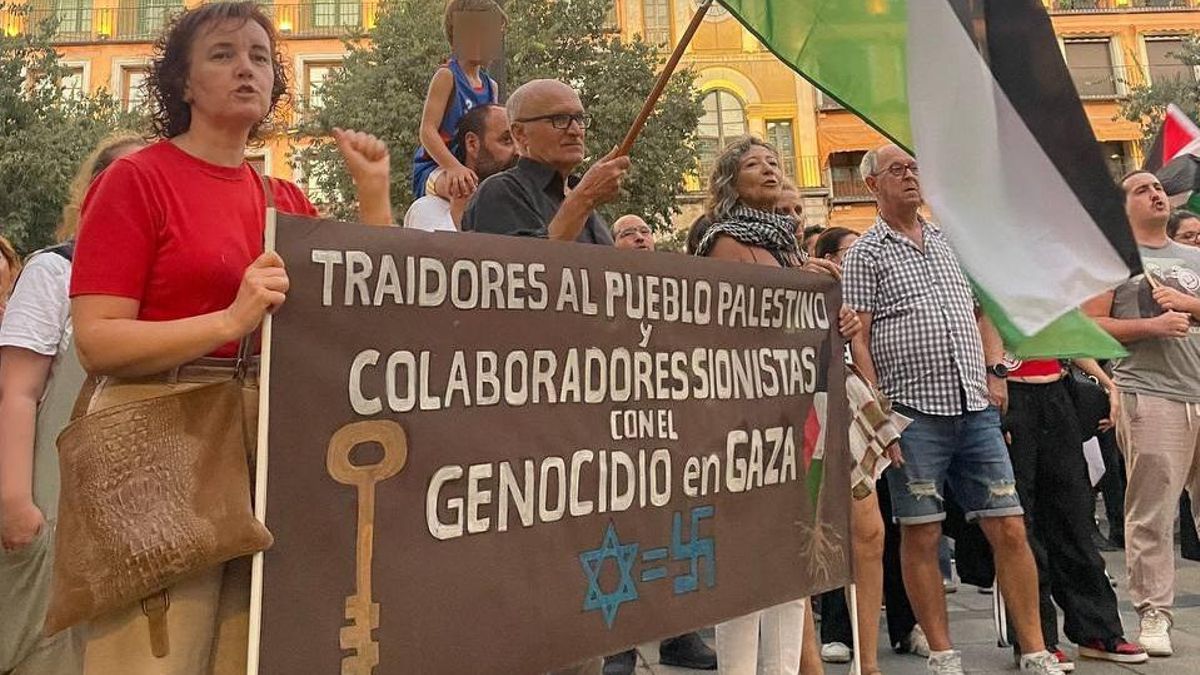 Participantes en la concentración en defensa de la flotilla y del pueblo palestino en la plaza de Zocodover de Toledo