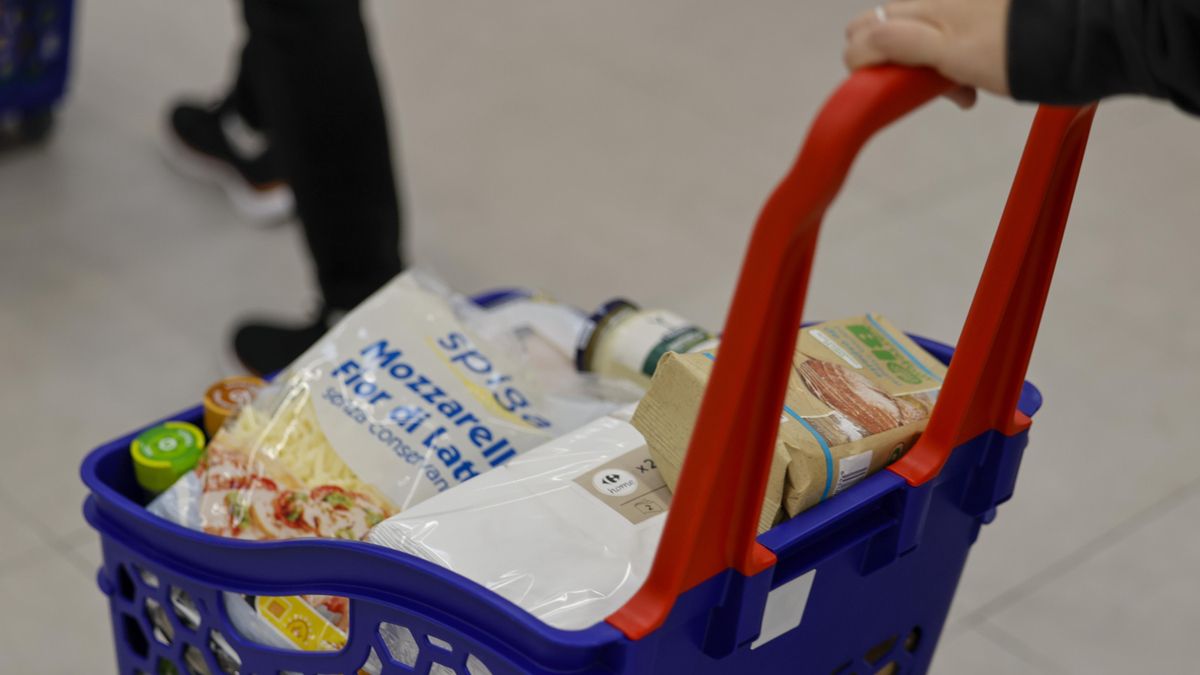 Imagen de archivo de un cliente de un supermercado con un carrito de la compra.