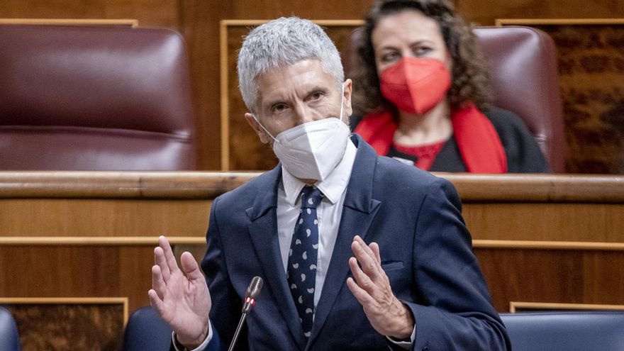 Archivo - El ministro del Interior, Fernando Grande-Marlaska, interviene en una sesión plenaria, en el Congreso