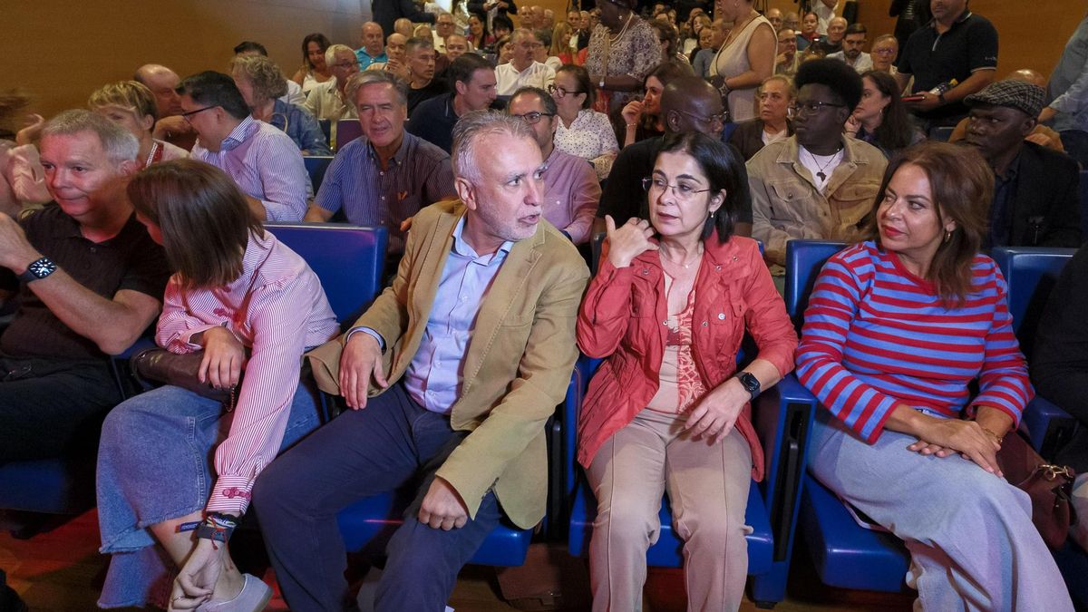 Torres, junto a la alcaldesa de Las Palmas de Gran Canaria, Carolina Raya, y Tamara Raya, secretaria general del PSOE de Tenerife, en el acto de presentación de candidatos para el 29N en Gran Canaria.
