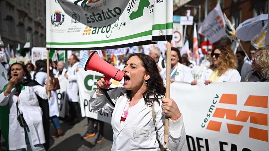 Médicos de toda España se manifiestan en Madrid para reclamar mejoras laborales y un estatuto propio