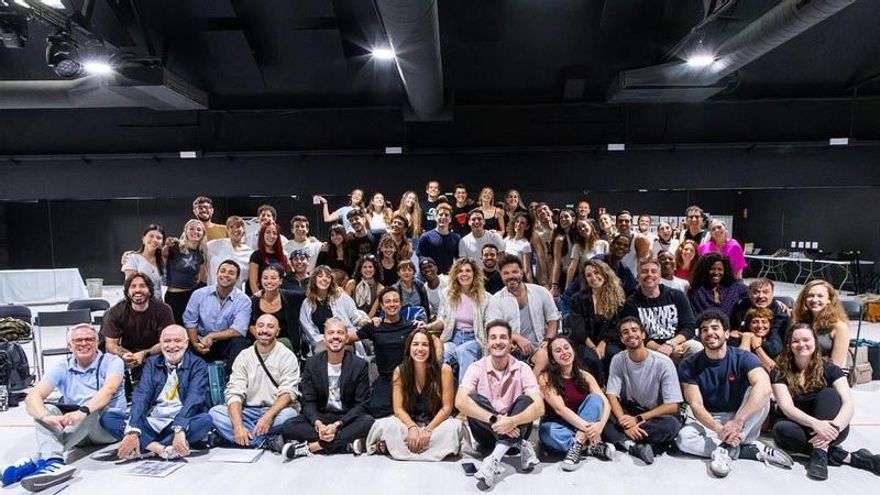 오드리 햅번을 소재로 한 뮤지컬 취소로 인해 영향을 받은 노동자 100명의 이야기를 담은 드라마: 