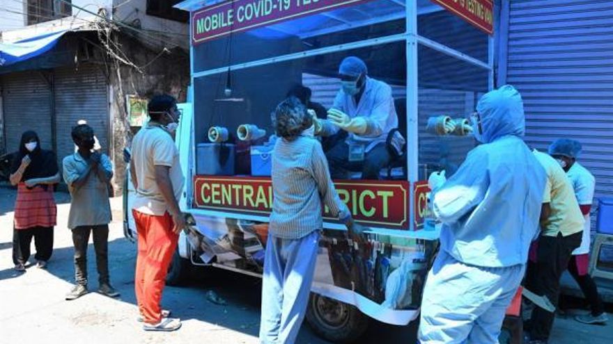 Una furgoneta para hacer test de coronavirus en Nueva Delhi.