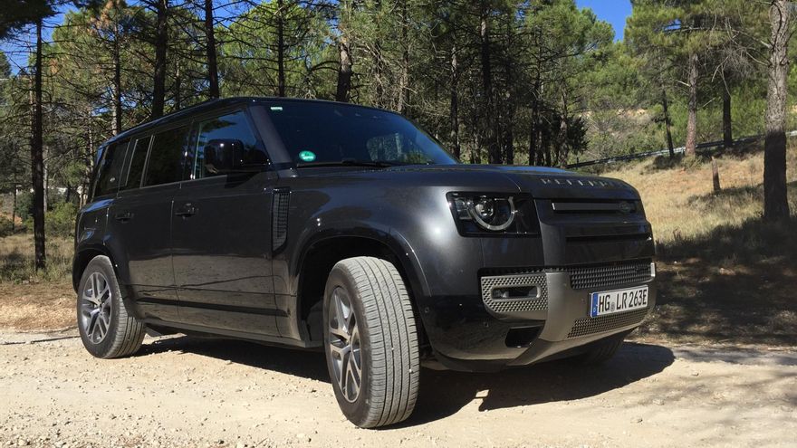 Land Rover Defender P400e.