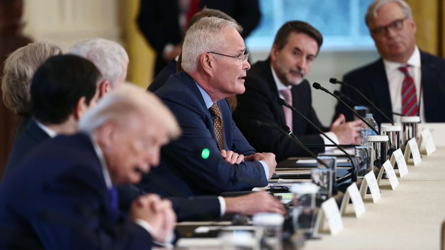 Repsol dice a Trump que quiere "invertir con fuerza" en Venezuela y triplicar producción