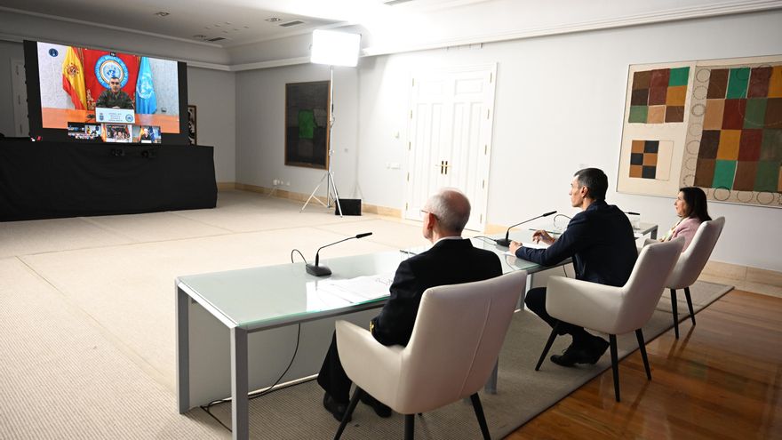 El presidente del Gobierno, Pedro Sánchez (c), acompañado por la ministra de Defensa, Margarita Robles, y del jefe de Estado Mayor de la Defensa (Jemad), el almirante general Teodoro López Calderón, mantiene esta Nochebuena la tradicional videoconferencia con motivo de las fiestas navideñas con los militares españoles desplegados en misiones en el exterior. EFE/ Borja Puig de la Bellacasa/Pool Moncloa SOLO USO EDITORIAL/SOLO DISPONIBLE PARA ILUSTRAR LA NOTICIA QUE ACOMPAÑA (CRÉDITO OBLIGATORIO)