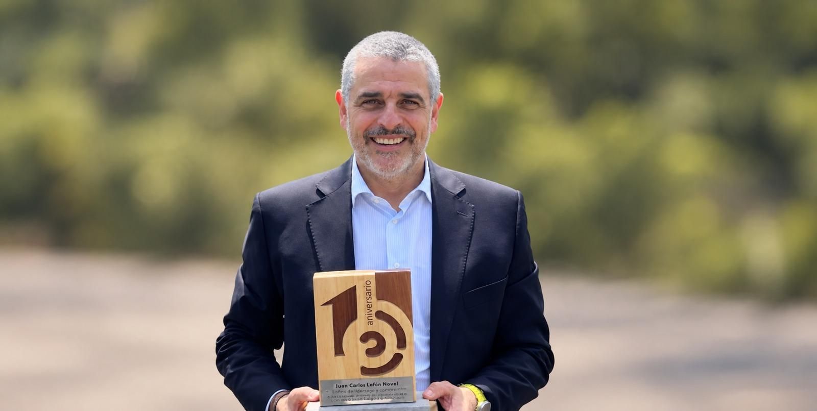 Carlos Lafoz, director de Distribución de Endesa en Canarias, con el premio de reconocimiento concedido por el Cabildo de Gran Canaria en el décimo aniversario del Consejo Insular de la Energía (CIEGC).