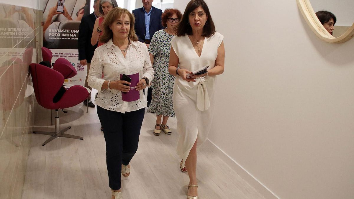 Ana del Ser (izquierda) visitando el centro Atiendo de víctimas de violencia sexual de León.