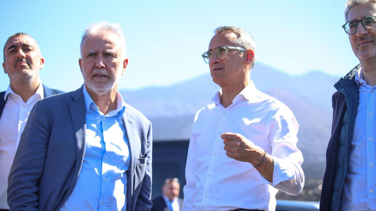 El ministro de Política Territorial y Memoria Democrática, Ángel Víctor Torres, (2i), junto al alcalde de Los Llanos de Aridane, Javier Llamas, ha garantizado este jueves que el Gobierno de España va a cumplir todos los compromisos adquiridos en la agenda canaria durante  (2d) una visita al municipio para conocer los avances y las dificultades del proceso de reconstrucción tras la erupción del Tajogaite en septiembre de 2021.