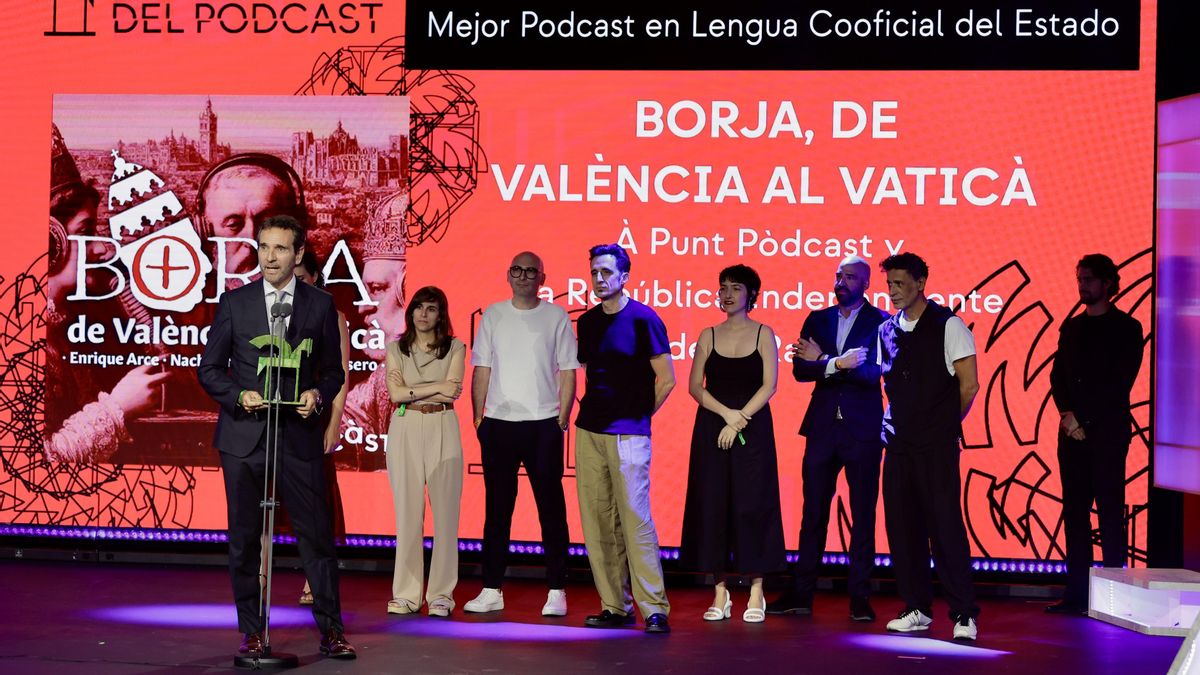 Vicente Ordaz, president d'À Punt, i l'equip de la República Independiente de la Radio reben Ondas per 'Borja, de València al Vaticà'.