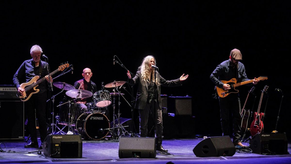 Patti Smith, con su banda, anoche durante su concierto en Gijón/Xixón.