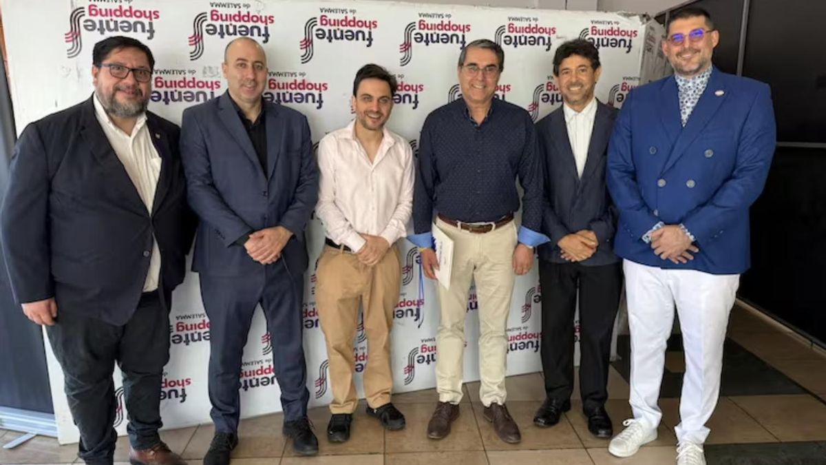Cerimedo, segundo a la izquierda, y Rivas, primero a la derecha. En el medio, el exmileísta Ramiro Marra, en Paraguay.