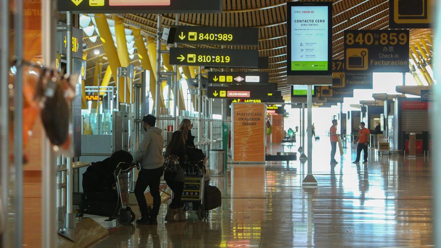 Decenas de detenidos en el aeropuerto de Barajas por robos en el equipaje de pasajeros por valor de 120.000 euros