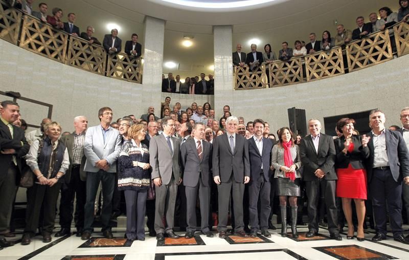 Acto institucional contra las prospecciones. (EFE / ELVIRA URQUIJO)