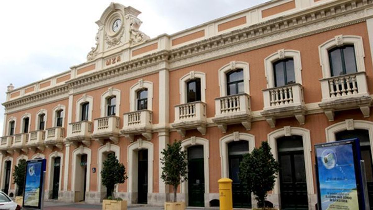 Fachada histórica de la Estación del Carmen. ADIF