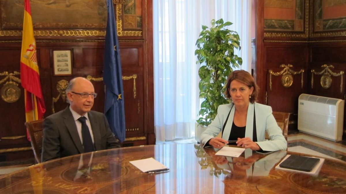 El ministro de Hacienda y la presidenta de Navarra, en su reunión de hoy.