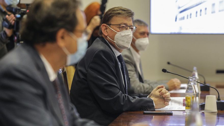 El president de la Generalitat, Ximo Puig (centro), durante una reunión con el secretario general de UGT-PV, y el secretario general de CCOO-PV, a 3 de mayo de 2021, en Valencia, Comunidad Valenciana, (España).