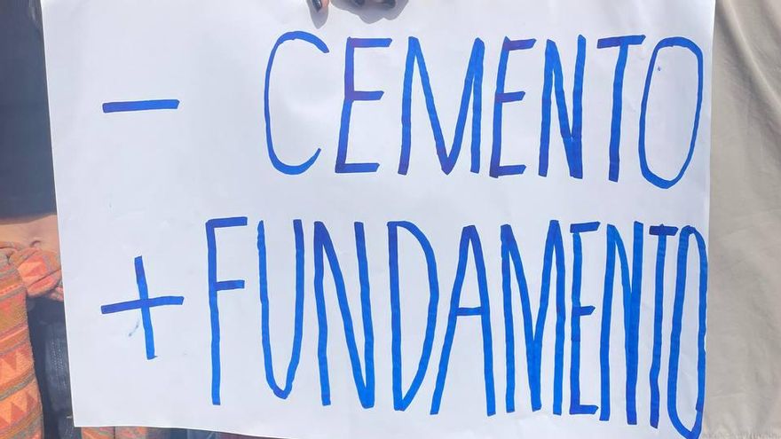 ''Menos cemento, más fundamento'' en uno de los carteles de la manifestación del 20A en Madrid