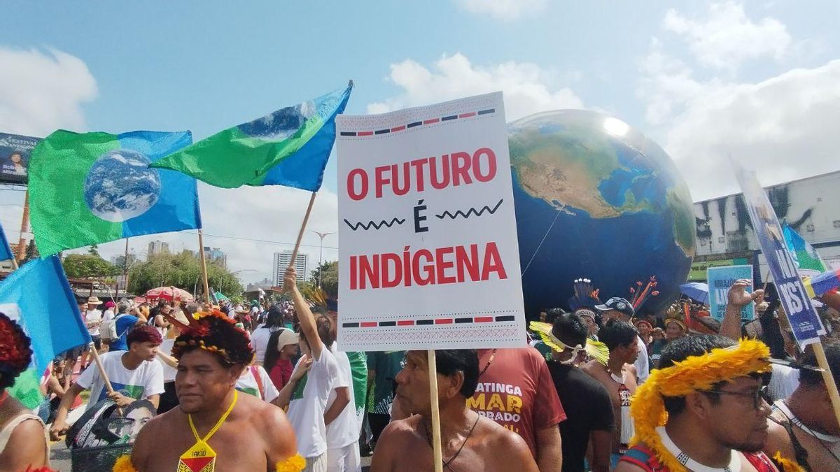 Un grupo de indígenas durante la Marcha por el Clima porta una pancarta en la que puede leerse "el futuro es indígena".