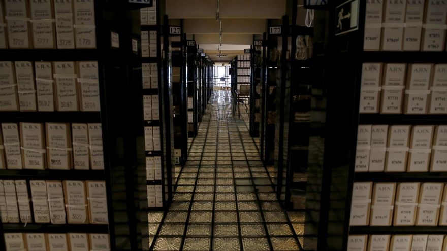 Pergaminos, fotografías y sellos de cera medievales son algunos de los documentos que alberga el Archivo Histórico Nacional, una institución creada hace ahora 150 años y que celebrará su aniversario hoy en Madrid con un acto conmemorativo y actividades como visitas guiadas, conferencias y talleres. En la imagen, una vista general del Archivo Histórico Nacional. EFE/J. J. Guillén/Archivo