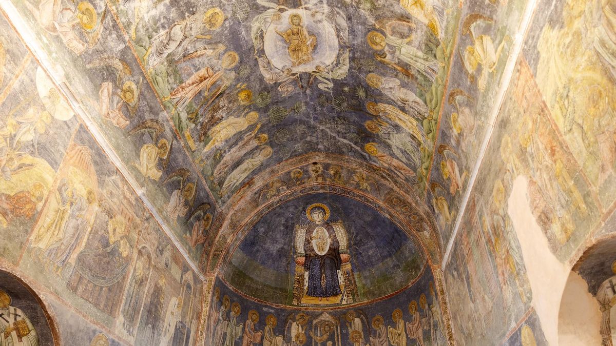 Frescos bizantinos en el interior de Santa Sofía de Ohrid.