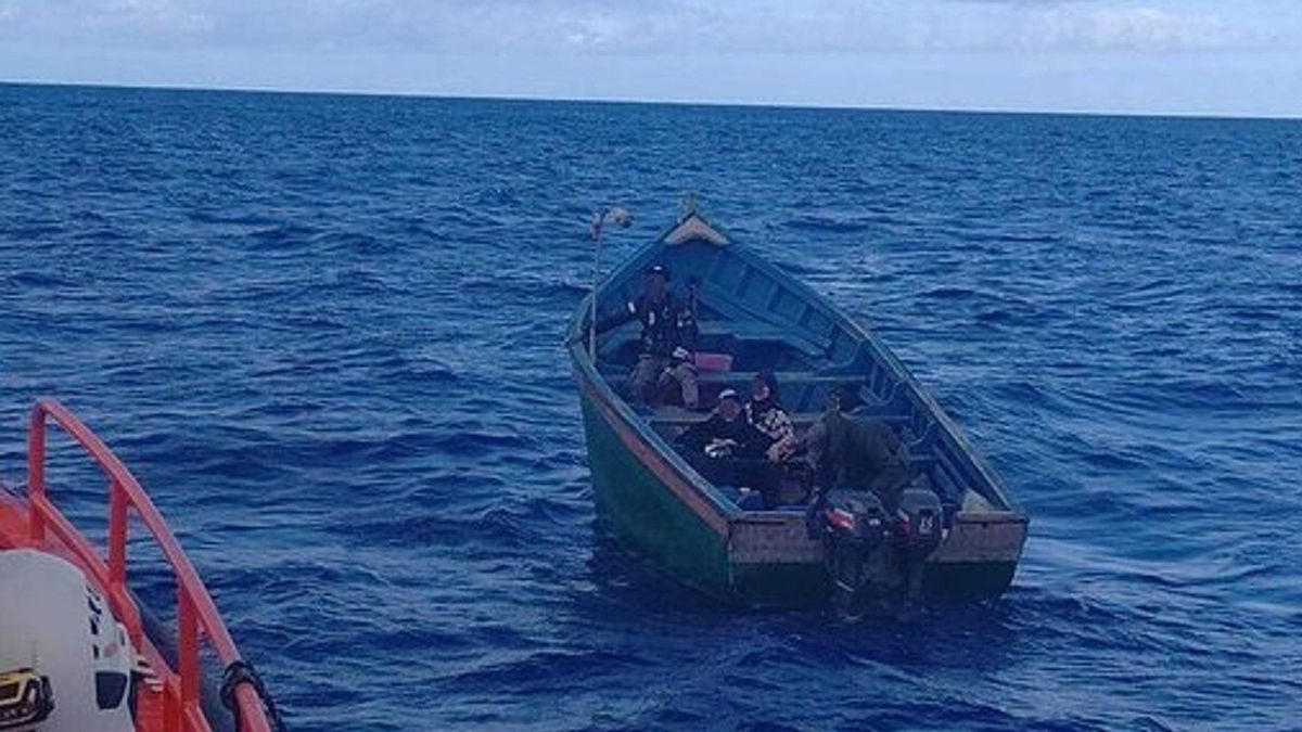 Salvamento rescata a siete migrantes de una pequeña embarcación cerca de Gran Canaria, entre ellos dos menores, uno trasladado al hospital