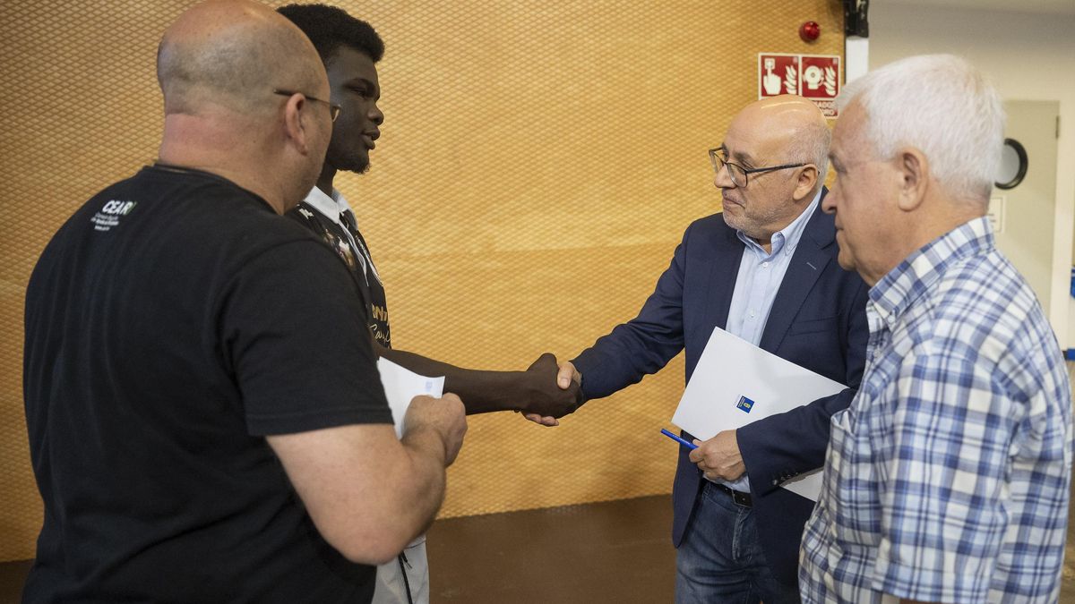 El presidente del Cabildo de Gran Canaria, Antonio Morales, saluda a Fallou, un joven senegalés de 20 años que llegó solo a Canarias el 26 de julio de 2023, cuando aún era un niño, en una patera junto a otras 103 personas.