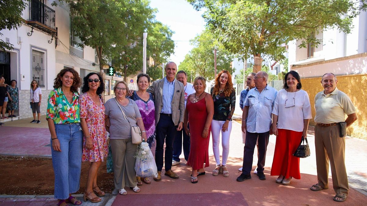 El alcalde de Sevilla, Antonio Muñoz, visita la zona junto a representantes vecinales y comerciantes.