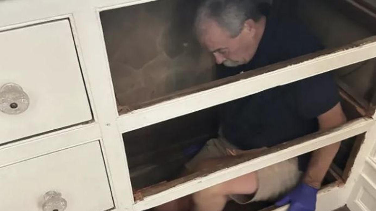 El acceso aparece bajo el cajón inferior de un armario del segundo piso