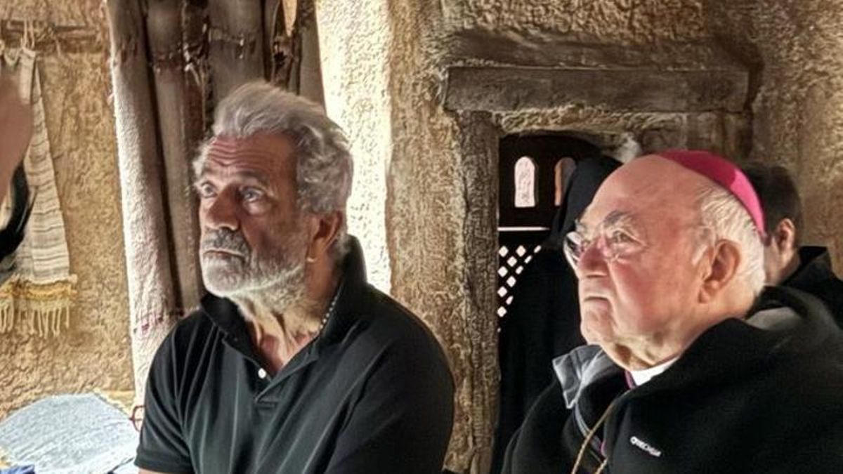 La secuela de 'La pasión de Cristo' contará con un obispo ultra excomulgado por el papa Francisco como 'asesor' religioso