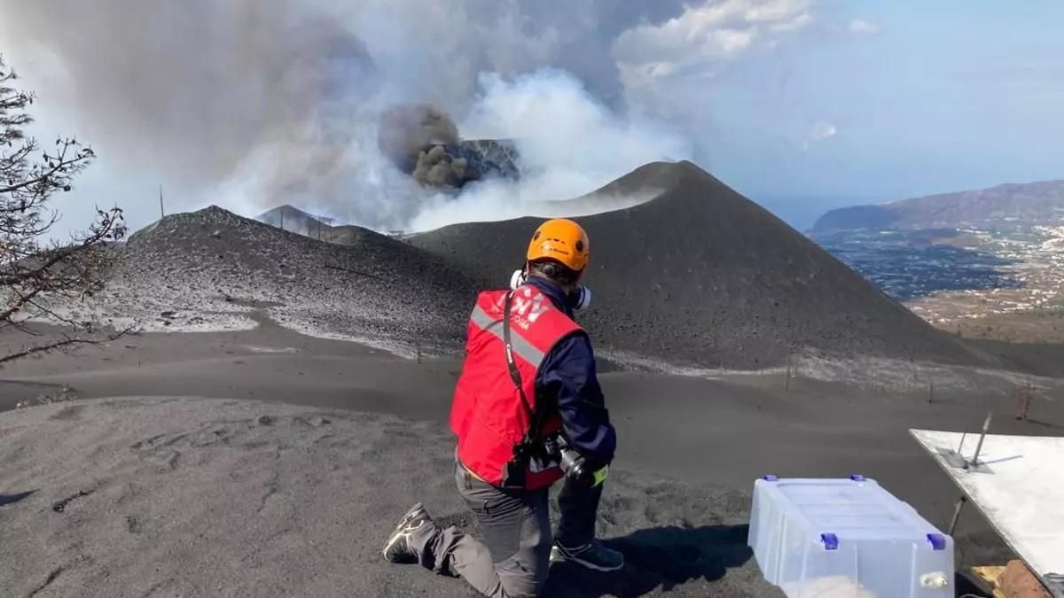 Imagen de archivo de un técnico del IGN en el volcán Tajogaite durante la erupción en 2021.