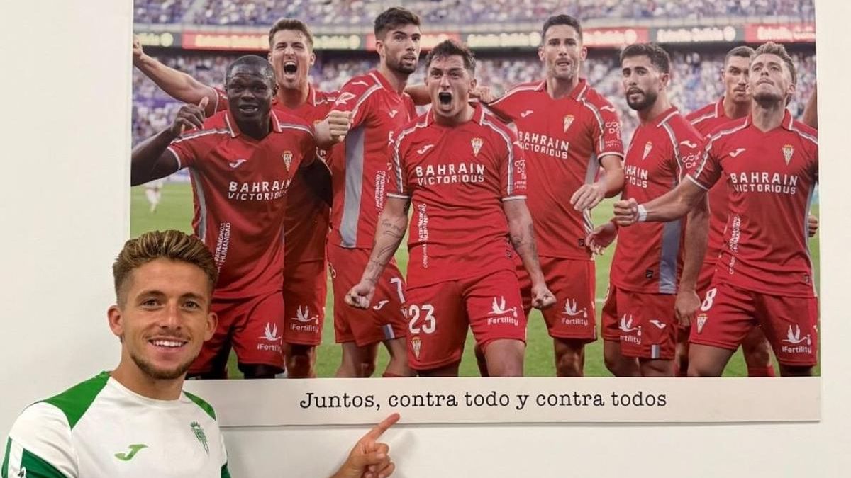 Isma Ruiz junto a la imagen que se ha colgado del gol (anulado) de Jacobo.