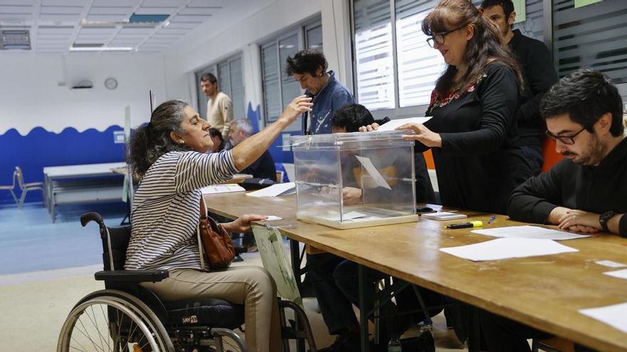 Una mujer en silla de ruedas vota en un colegio de Durango (Bizkaia)