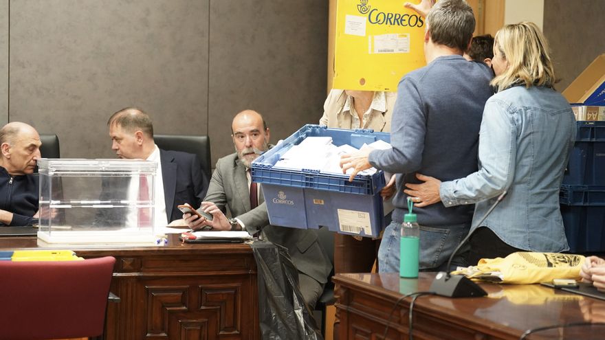 Varias personas durante el recuento del voto CERA en el Palacio de Justicia de Bilbao, a 26 de abril de 2024, en Bilbao, Vizcaya