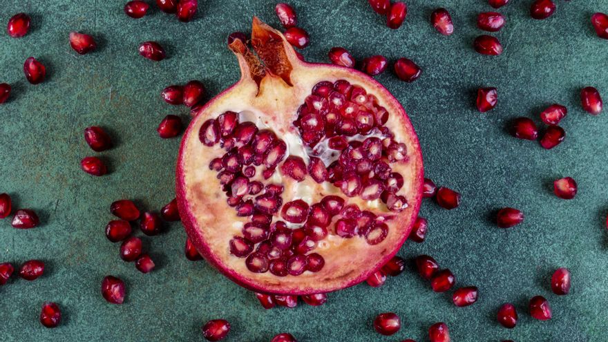 Es posible pelar una granada de manera fácil y rápida: tres postres con esta fruta de protagonista
