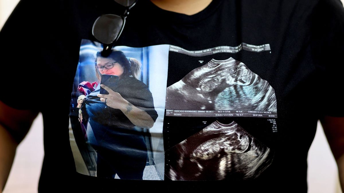 Detalle de la camiseta de Mary, con una foto de su hija y una ecografía de su nieta.