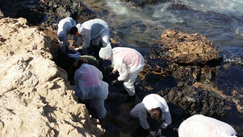 Vertido de petróleo en la playa de El Cabrón.