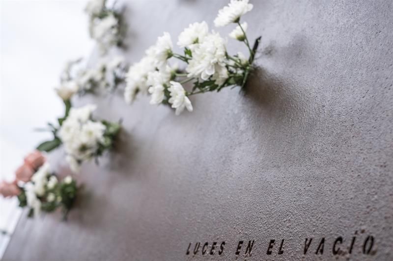 Detalle del homenaje en la prolongación del paseo de la playa de Las CanterasEFE/Ángel Medina G.