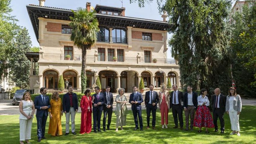 Pradales arranca su segundo año sin cambios en el Gobierno y con la preocupación por la estabilidad de Sánchez