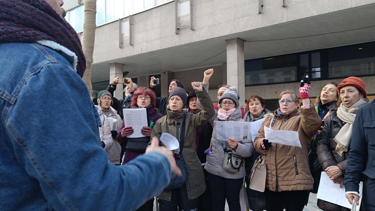 La solfónica entona el Canto a la Libertad, de José Antonio Labordeta