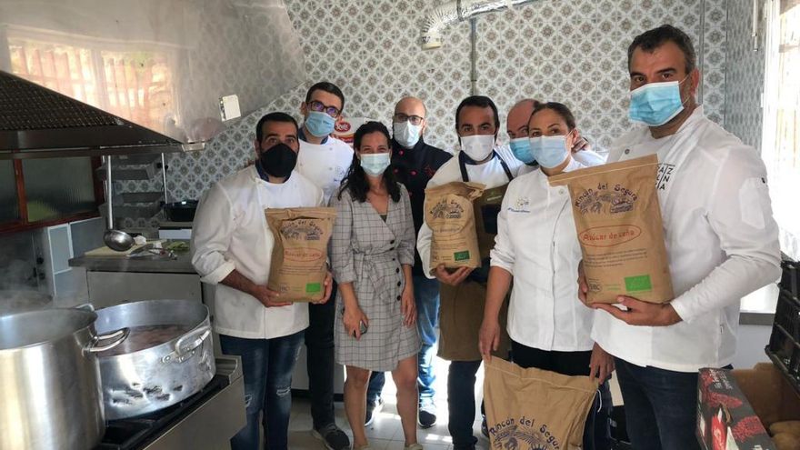 Cocineros de Eurotoques repartieron menús solidarios en Elche de la Sierra (Albacete)